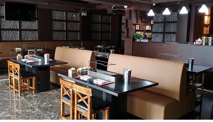 很久以前原創(chuàng)做舊無(wú)煙自動(dòng)燒烤桌+無(wú)煙燒烤店軟包卡座，京建鵬達(dá)廠家。